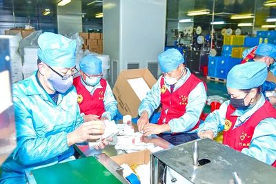 生產一線急缺人手 志愿者踴躍報名丨金東近百名&ldquo;紅馬甲&rdquo;變身醫療企業&ldquo;熟練工&rdquo;